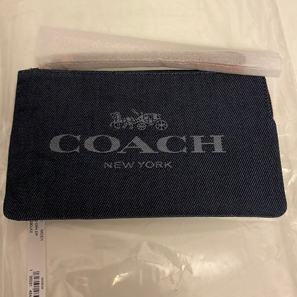 NWT Coach corner zip wristlet. - Picture 1 of 3